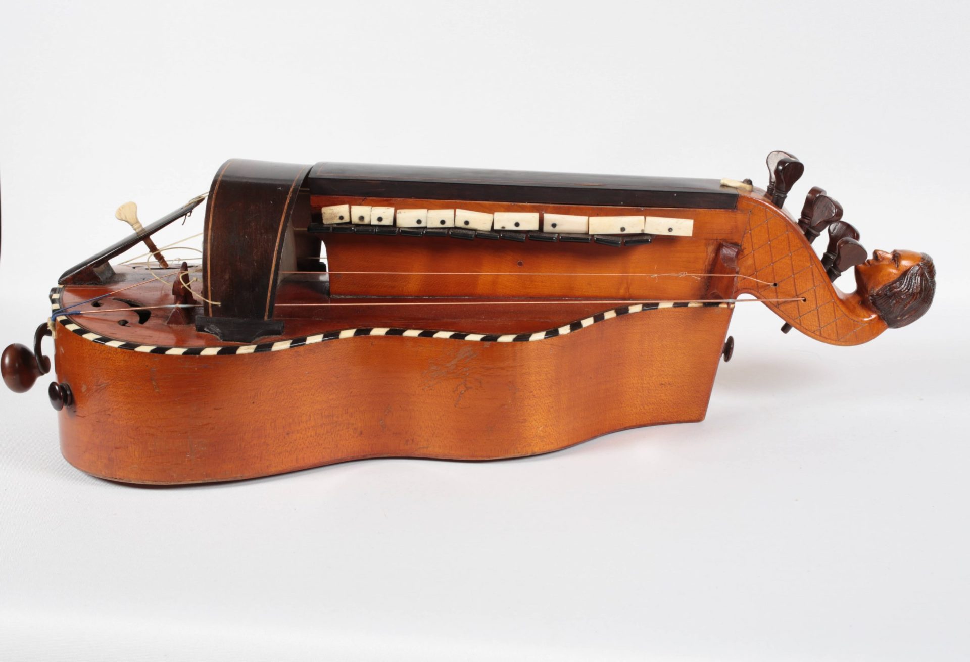 Nicolas COLSON (1798-?), Veille à roue à corps de guitare dite "à tête de Chopin", 1850, MLC 2014.1.11 - ©Lancosme-Multimédia