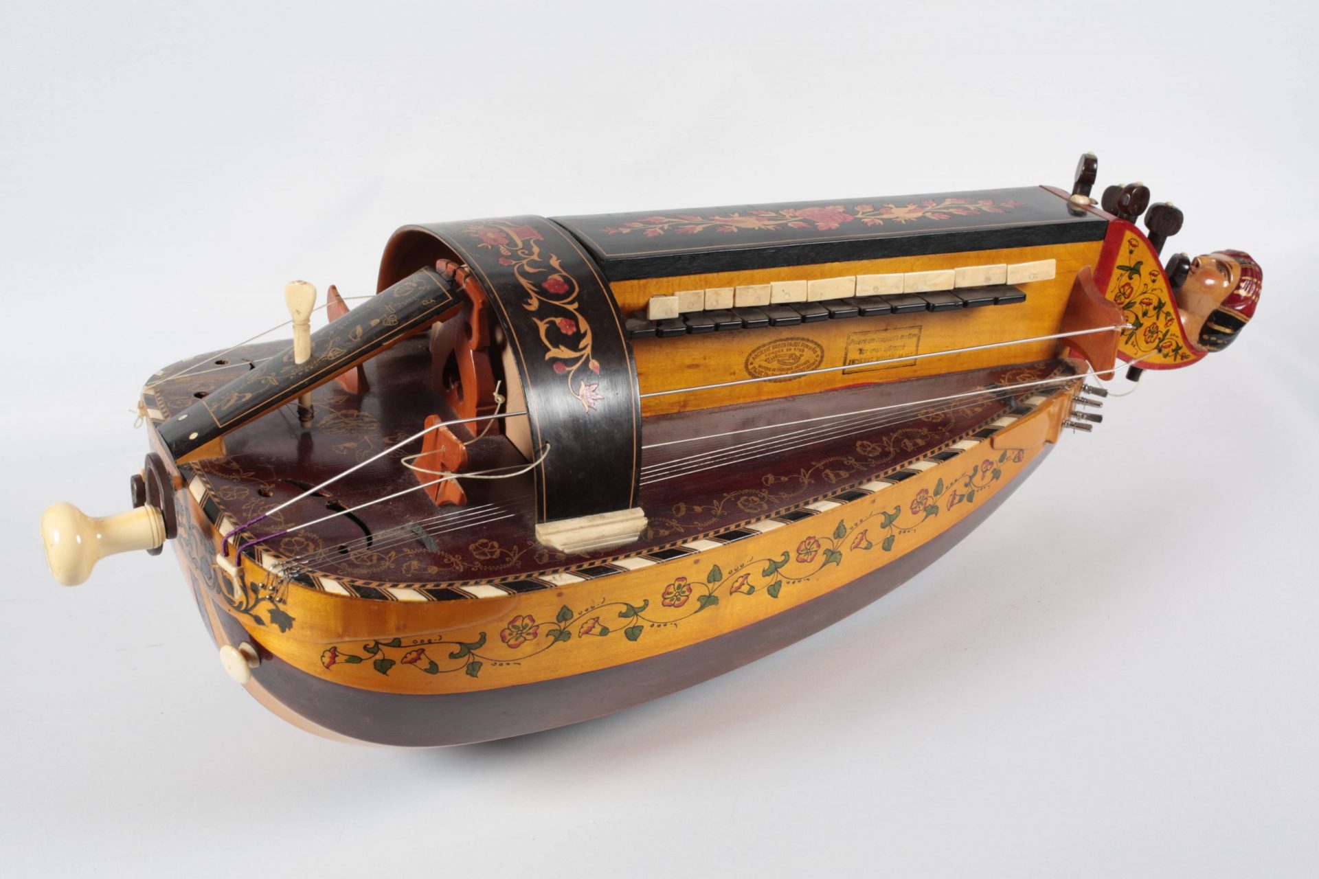 Jean-Baptiste PAJOT II (1863-1935) Maison PAJOT FILS (luthier), Vielle à roue à corps de luth, 1891, MLC 2014.1.31 - ©Lancosme-Multimédia