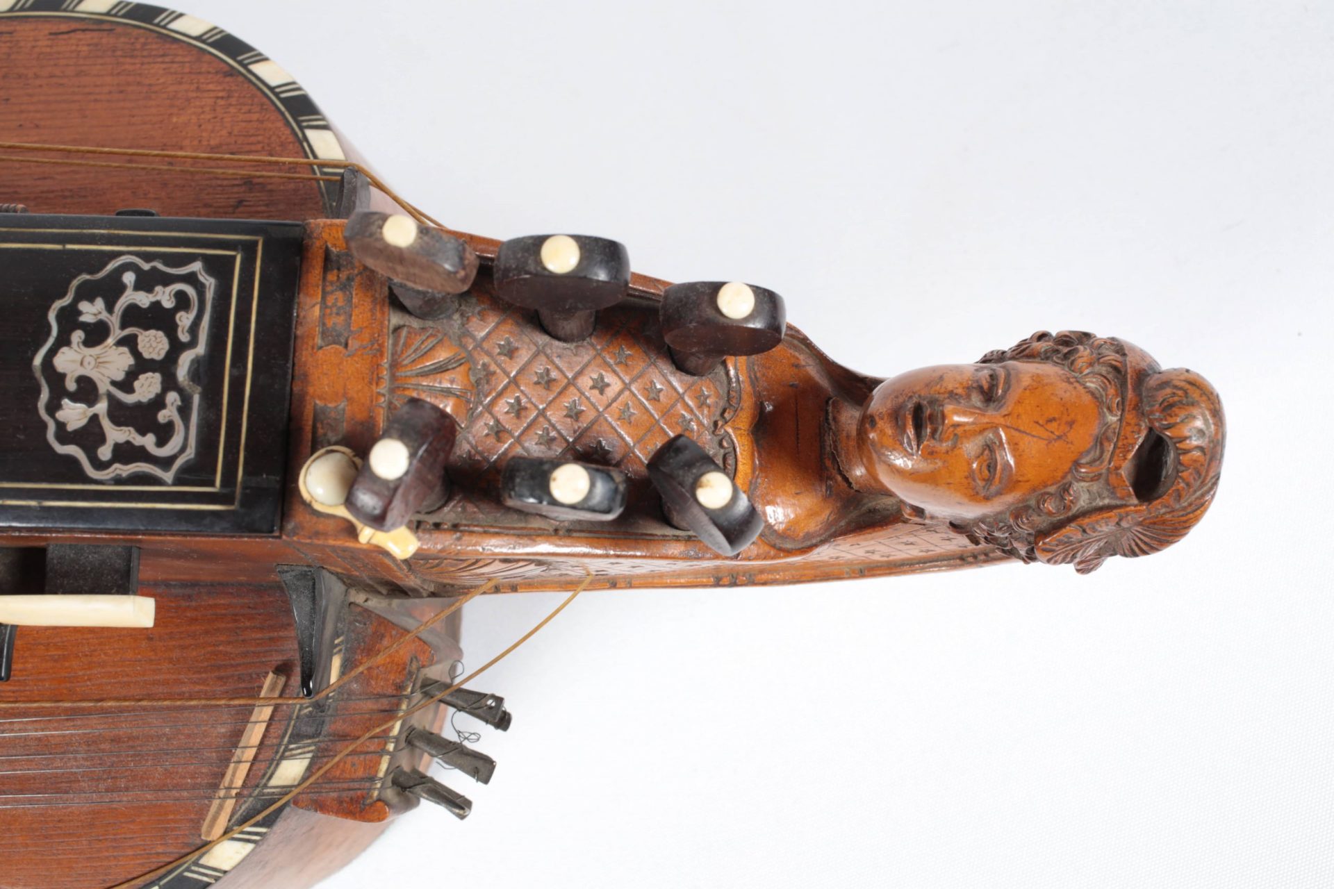 VARQUAIN (luthier), Vielle à roue à corps de guitare (détail), 1747, MLC 2014.1.36 - ©Lancosme-Multimédia