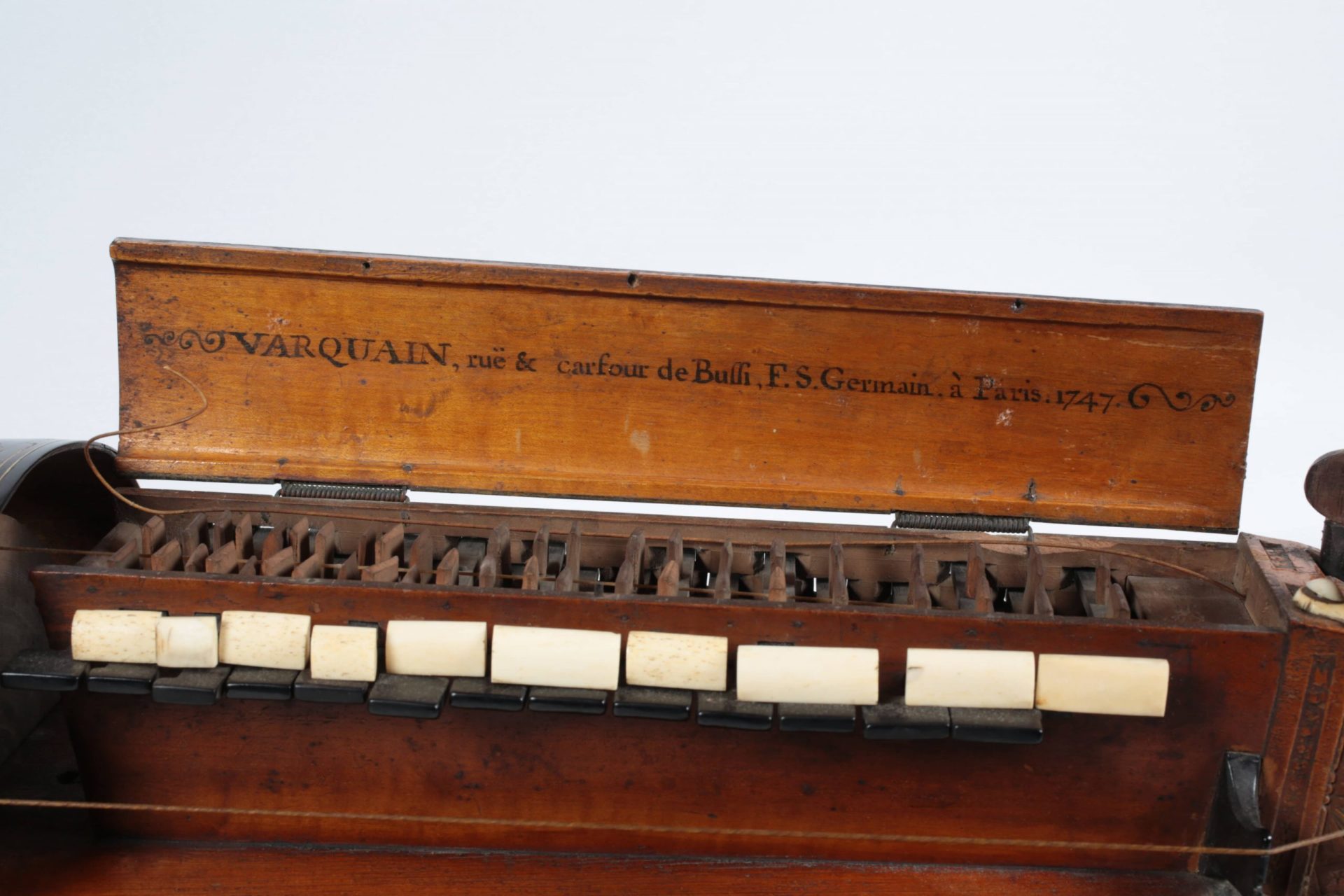 VARQUAIN (luthier), Vielle à roue à corps de guitare (détail), 1747, MLC 2014.1.36 - ©Lancosme-Multimédia