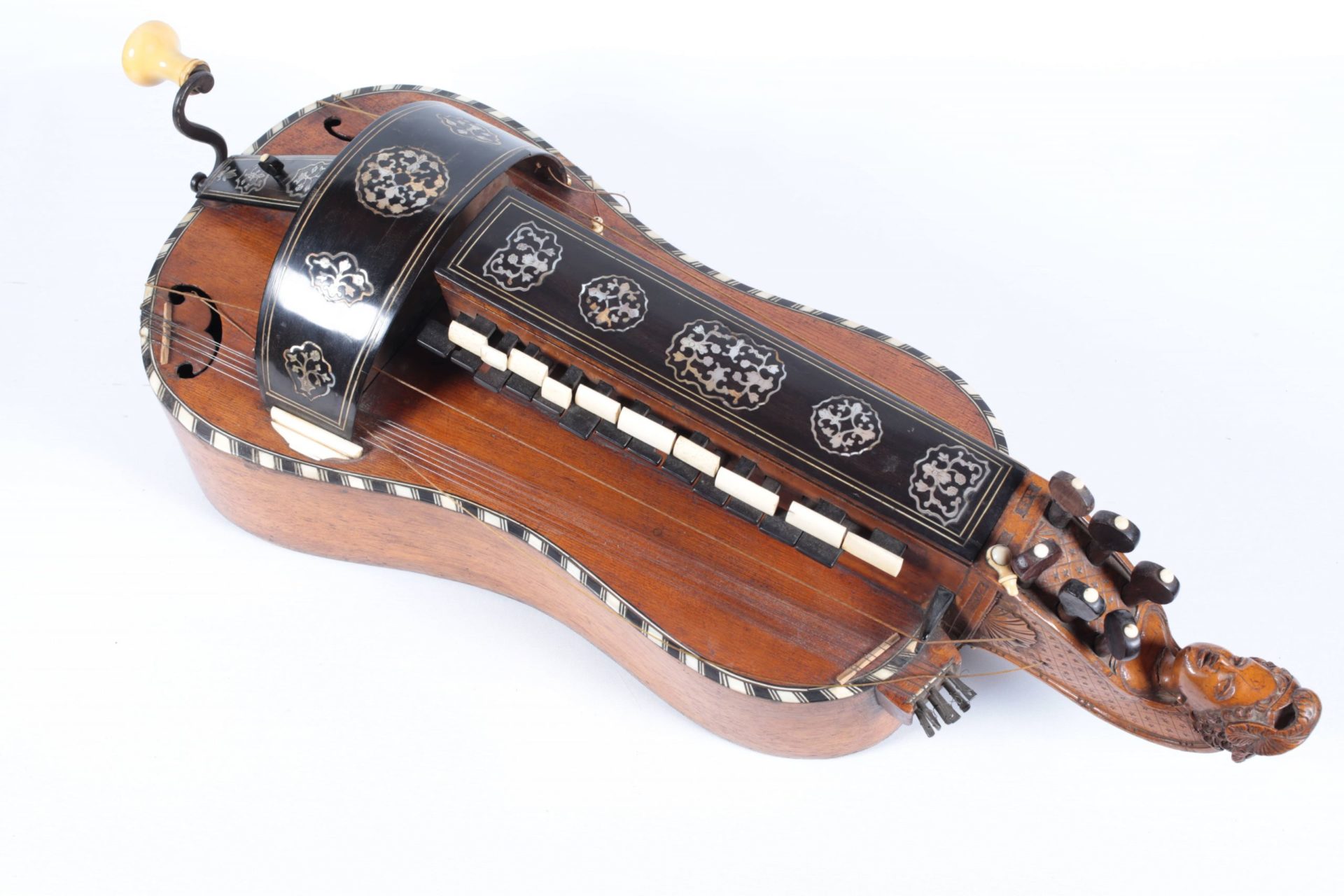 VARQUAIN (luthier), Vielle à roue à corps de guitare, 1747, MLC 2014.1.36 - ©Lancosme-Multimédia
