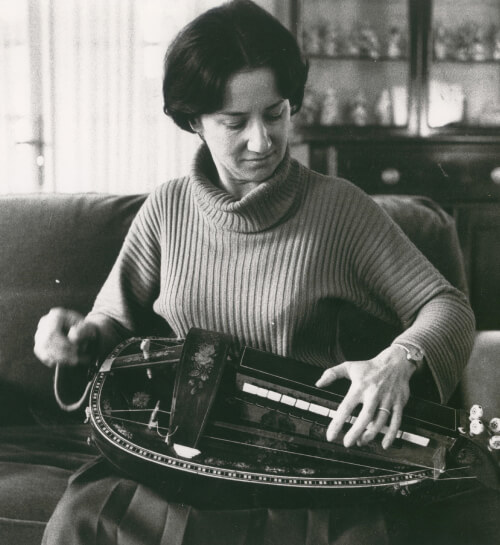Michèle Fromenteau et Maurice Bourg font don au musée d'une collection de vielles à roue.