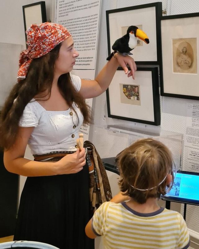 🤩 Votre programme de la semaine prochaine au musée !

❓Chaque mardi pendant les vacances d'été, des ateliers thématiques sont proposés pour les petits et les grands : voici ceux de ce mardi 22 juillet : 

➡️Amusez-vous avec les tout-petits (de 4 à 6 ans) : visite découverte parent-enfant suivie d'un petit atelier pratique / de 10h à 10h30 :
- 1,2, 3, 4… MUSIQUE !
Découvre les vielles à roue du musée et fabrique ton propre instrument à cordes !

➡️Les Z'ateliers du Patrimoine (de 7 à 12 ans) : / de 15h à 17h : 
- CHASSE AU TRESOR AU MUSEE
Décrypte les indices qui se sont cachés pour retrouver le trésor du musée…

📞 Pour tous les ateliers : réservation obligatoire au 02 54 30 17 60 ou à musee@mairie-lachatre.fr / 5 € l'atelier / chaque enfant repart avec sa création

😍Un atelier linogravure tout public vous est proposé vendredi 25 juillet, de 15h à 17h !

✏️S’inspirant des portraits de George Sand exposés, Kelly Auroy, artiste, vous apprend à réaliser vos propres gravures. – A PARTIR DE 10 ans – Tout public
Visite thématique du musée, suivie d’un atelier pratique
5 € (chacun repart avec sa création)
Réservation obligatoire (02 54 30 17 60 ou musee@mairie-lachatre.fr)

🧐Le parcours « apprenti-detective » pour les familles avec enfants à partir de 7 ans est disponible gratuitement au musée pendant ses heures d’ouverture : à faire en famille, en autonomie pour visiter le musée de manière ludique et adaptée !

📷(c) CC La Châtre Sainte-Sévère / Kelly Auroy / Musée George Sand et de la Vallée noire

🖱Retrouvez tout le reste de l'agenda du musée sur notre site internet (voir linktree en description) !

#musee #museegeorgesand #indre #regioncentre #berry #berryprovince @brouillon_noir  @36sorties @tourisme_pays_george_sand @magazinecarrebarre @zemag36 #atelier