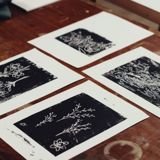📅 [CETTE SEMAINE AU MUSEE !]

Un atelier linogravure tout public vous est proposé vendredi 25 juillet, de 15h à 17h !

✏️S’inspirant des portraits de George Sand exposés, Kelly Auroy, artiste, vous apprend à réaliser vos propres gravures. – A PARTIR DE 10 ans – Tout public
Visite thématique du musée, suivie d’un atelier pratique
5 € (chacun repart avec sa création)
Réservation obligatoire (02 54 30 17 60 ou musee@mairie-lachatre.fr)

📷(c) CC La Châtre Sainte-Sévère / Kelly Auroy / Musée George Sand et de la Vallée noire

#musee #museegeorgesand #ete #GeorgeSand #atelier #regioncentre #regioncentrevaldeloire #berry #linogravure @brouillon_noir @museesencentrevaldeloire @36sorties @magazinecarrebarre @zemag36