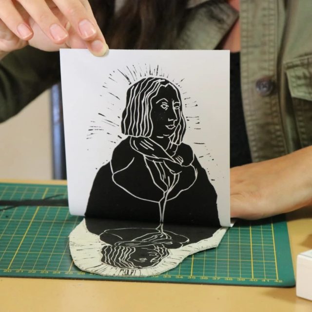 😍 Retour en images sur l'atelier linogravure tout public proposé hier au musée par Kelly Auroy, artiste ! 

❓Nos stagiaires ont découvert la technique de la gravure à travers les portraits de George Sand présentés dans le musée puis ont été initié à la linogravure (gravure sur linoléum) ! 

📸 Que pensez-vous du résultat, plutôt pas mal non ? 

🙏 Merci beaucoup à Kelly Auroy de sa prestation qui fût très appréciée !

📆 Et la semaine prochaine, les ateliers de l'été continuent ! Cette fois-ci uniquement pour les enfants, au programme mardi 29 juillet :

➡️Amusez-vous avec les tout-petits (de 4 à 6 ans) : visite découverte parent-enfant suivie d'un petit atelier pratique / de 10h à 10h30 :
- DANS MA VALISE, IL Y A…
Découvre les œuvres du musée en t’amusant à retrouver les objets présents dans ta valise…

➡️Les Z'ateliers du Patrimoine (de 7 à 12 ans) : / de 15h à 17h : 
- ATELIER PASTEL
Inspire toi du dessin au pastel présenté au musée et réalise ta propre œuvre d’art !

📞 Pour tous les ateliers : réservation obligatoire au 02 54 30 17 60 ou à musee@mairie-lachatre.fr / 5 € l'atelier / chaque enfant repart avec sa création

📷(c) Kelly Auroy

👀 Suivez Kelly Auroy ⬇️
@brouillon_noir

🖱Retrouvez tout le reste de l'agenda du musée sur notre site internet !

#musee #museegeorgesand #indre #regioncentre #berry #berryprovince #atelier #linogravure #GeorgeSand
@villedelachatre @museesencentrevaldeloire
@36sorties @zemag36 @tourisme_pays_george_sand