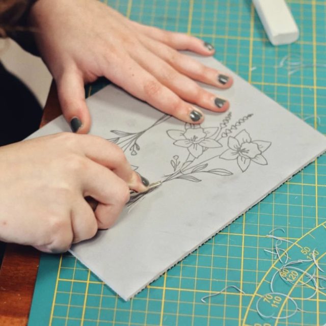 ⏰ [IL RESTE ENCORE DES PLACES !]

📆Un atelier linogravure tout public vous est proposé demain,  vendredi 25 juillet, de 15h à 17h !

✏️S’inspirant des portraits de George Sand exposés, Kelly Auroy, artiste, vous apprend à réaliser vos propres gravures. – A PARTIR DE 10 ans – Tout public
Visite thématique du musée, suivie d’un atelier pratique
5 € (chacun repart avec sa création)
Réservation obligatoire (02 54 30 17 60 ou musee@mairie-lachatre.fr)

📷(c) CC La Châtre Sainte-Sévère / Kelly Auroy / Musée George Sand et de la Vallée noire

#musee #museegeorgesand #ete #GeorgeSand #atelier #regioncentre #regioncentrevaldeloire #berry #lachatre @36sorties @museesencentrevaldeloire @zemag36 @magazinecarrebarre @brouillon_noir