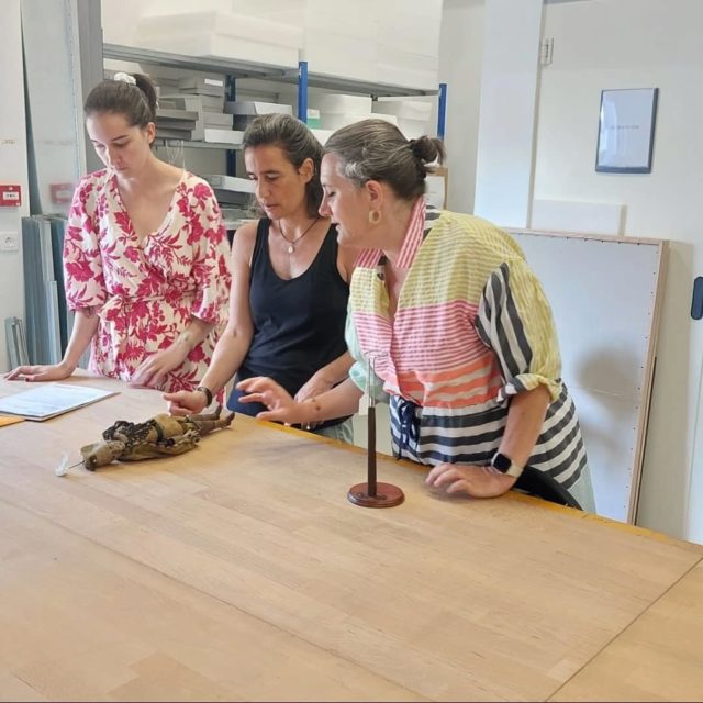 🧐 [LE MUSEE VOUS INVITE DANS SES COULISSES]

🧳Nos œuvres voyagent ! L'une d'entre elles est partie pour la Pologne, direction la Maison Natale de Chopin à Zelazowa Wola !

❓Il s'agit de la marionnette représentant un militaire polonais en uniforme d'apparat (XIXe -  MLC 2016.2.2 : (c) F.Lauginie) qui aurait été offerte à Maurice Sand par Frédéric Chopin. L'œuvre est partie pour être présentée dans l'exposition temporaire « A Theater well buttoned up, stage puppets from Nohant » (Un théâtre bien orchestré, les marionnettes de Nohant) ! L’exposition est ouverte jusqu’au 31 octobre ! 

🎎Des chefs-d'œuvre uniques de l’art de la marionnette, ainsi que des éléments de la machinerie originale du théâtre de marionnettes de Maurice Sand, sont exposés.

C’est une occasion particulière pour voir de ses propres yeux des objets qui ne sont pas souvent exposés et pour découvrir le talent du fils de George Sand. 

De nombreuses marionnettes de la Maison de George Sand à Nohant ont également été prêtées par le Centre des monuments nationaux.

🤝L’exposition est organisée dans le cadre du jumelage entre l’Institut National Frédéric Chopin et le Centre des monuments nationaux .

🤩 Nous sommes ravies d'envoyer une œuvre pour être présentée dans une telle exposition !

#musee #coulisses #expo  #pret #exposition #museegeorgesand #theatre #marionnette #GeorgeSand #Chopin @chopininstitute @chopinmuseum @lecmn @domainedegeorgesand