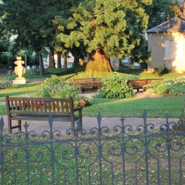 🌞 [SIESTE LITTERAIRE]

🏖 Renan Prévot vous propose mercredi 13 août une lecture de textes de Raymonde Vincent dans le square du musée !

👂 Cet été, des lectures de textes d’autrices sont proposées dans différents sites de la Communauté de Communes La châtre-Sainte-Sévère. Installé sur des transats dans ce jardin ombragé et paisible, le public écoute pendant une heure des textes lus à haute voix. 
Evénement labellisé « L’Eté des écrivain(e)s »

🕐 Rdv 15 h square George Sand (rdv devant la statue de George Sand) // Gratuit // Sans réservation

❓A l’occasion de l’anniversaire des 40 ans du décès de Raymonde VINCENT (1908-1985), le musée met à l’honneur cette autrice, originaire du Berry, ayant vécu à Saint-Chartier. Raymonde VINCENT reçoit le Prix Femina en 1937 pour son premier roman, Campagne. Les Fonds Patrimoniaux de la ville de La Châtre conservent un important fonds d’archives sur Raymonde Vincent.

Renan PREVOT, comédien, spécialiste et éditeur scientifique de Raymonde Vincent propose une lecture de textes de cette autrice méconnue.

#musee #museegeorgesand #GeorgeSand #lecture #litterature #lachatre #berry @tourisme_pays_george_sand @36sorties @magazinecarrebarre